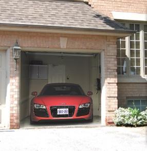 Audi R 8 in garage
